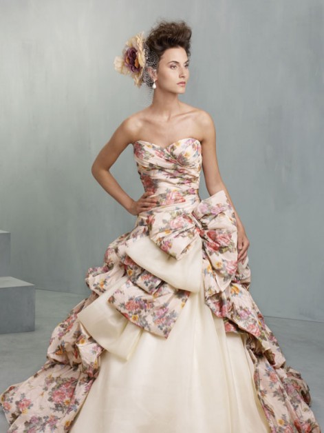 Brautkleider mit Blumen gedruckt